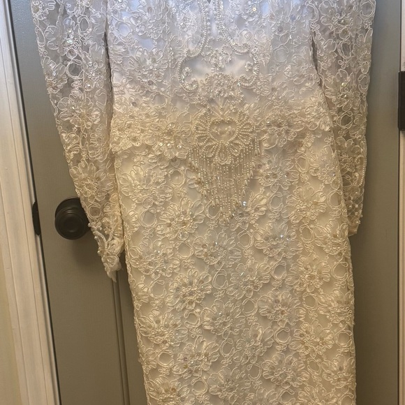 Prestige white beaded lace wedding dress gown size 4 bridal fitted train veil